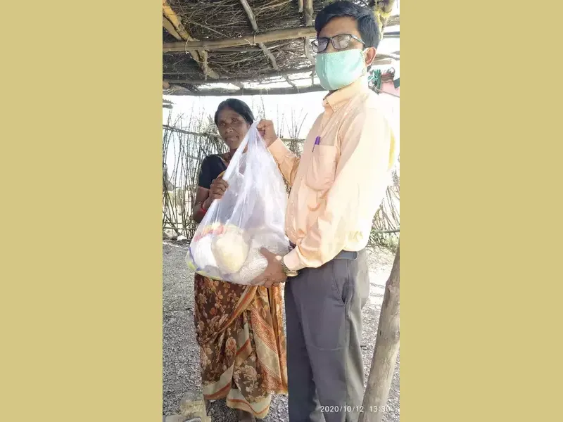 Missionário indiano distribuindo alimentos