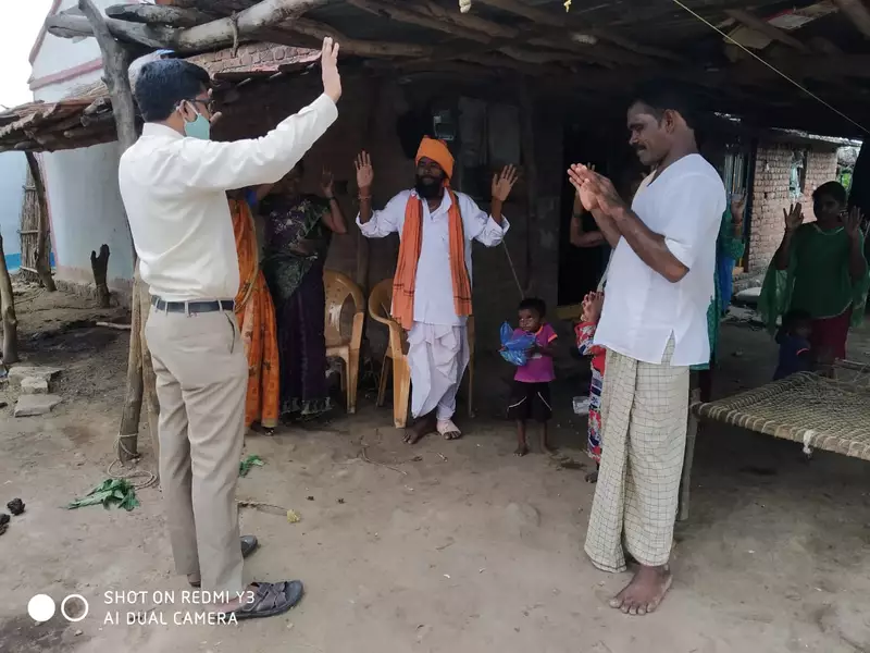 Missionário orando por nativos (Índia)